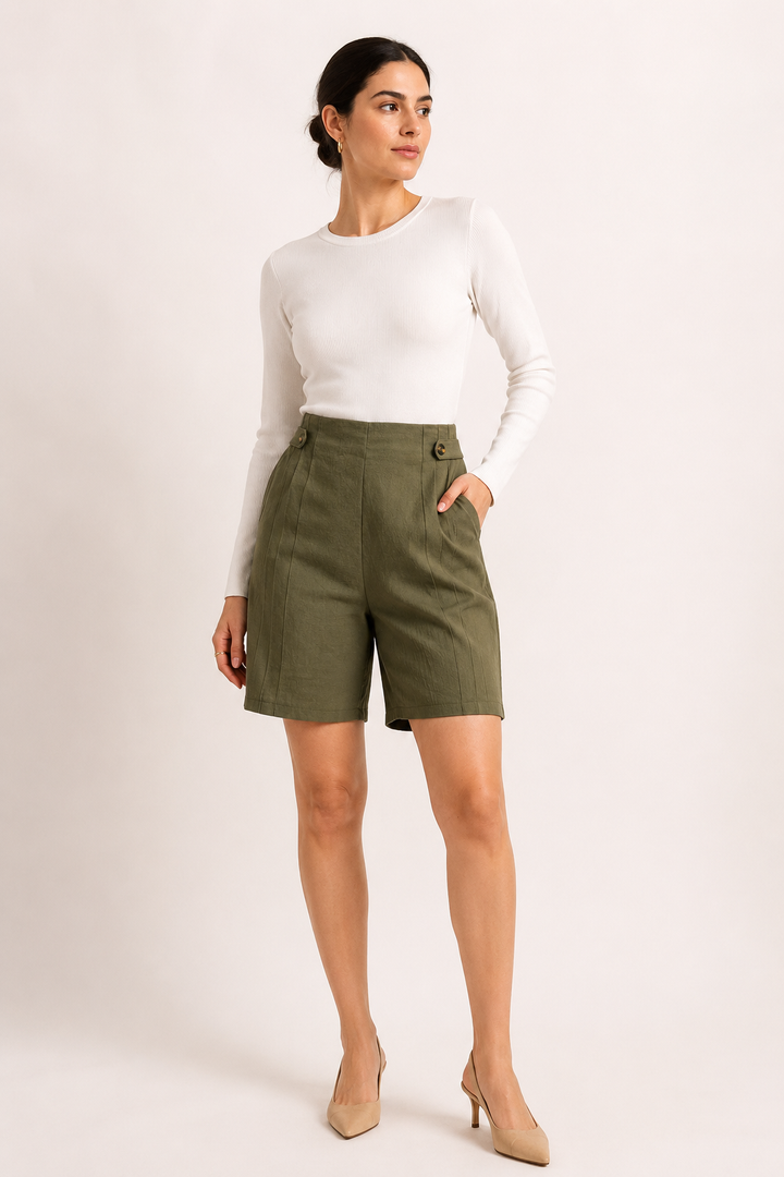 Pantaloni corti con vita alta e bottoni laterali