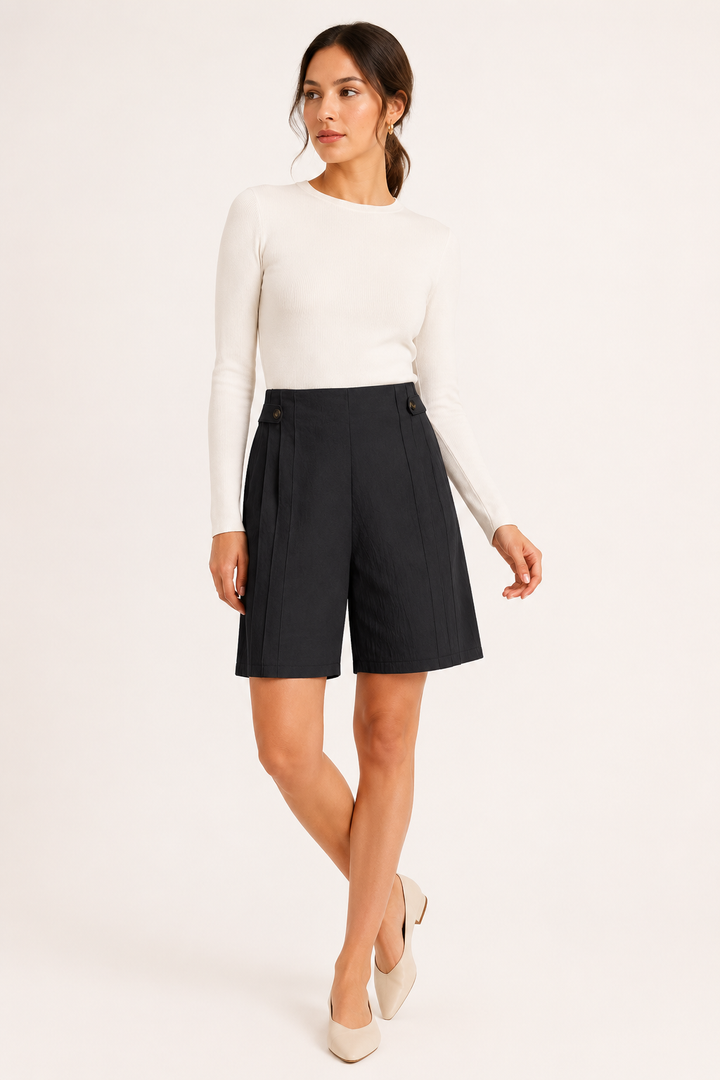 Pantaloni corti con vita alta e bottoni laterali