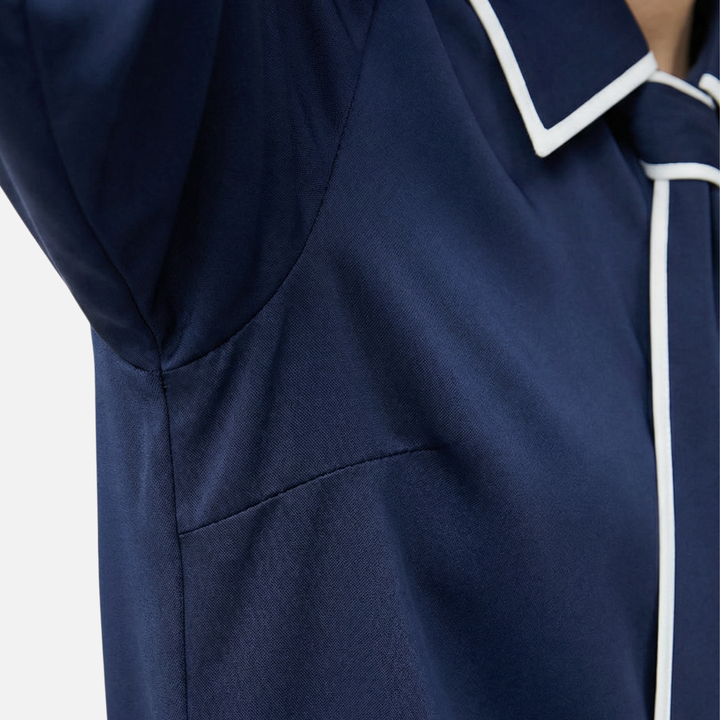 Blusa con bordo a contrasto e cravatta rimovibile