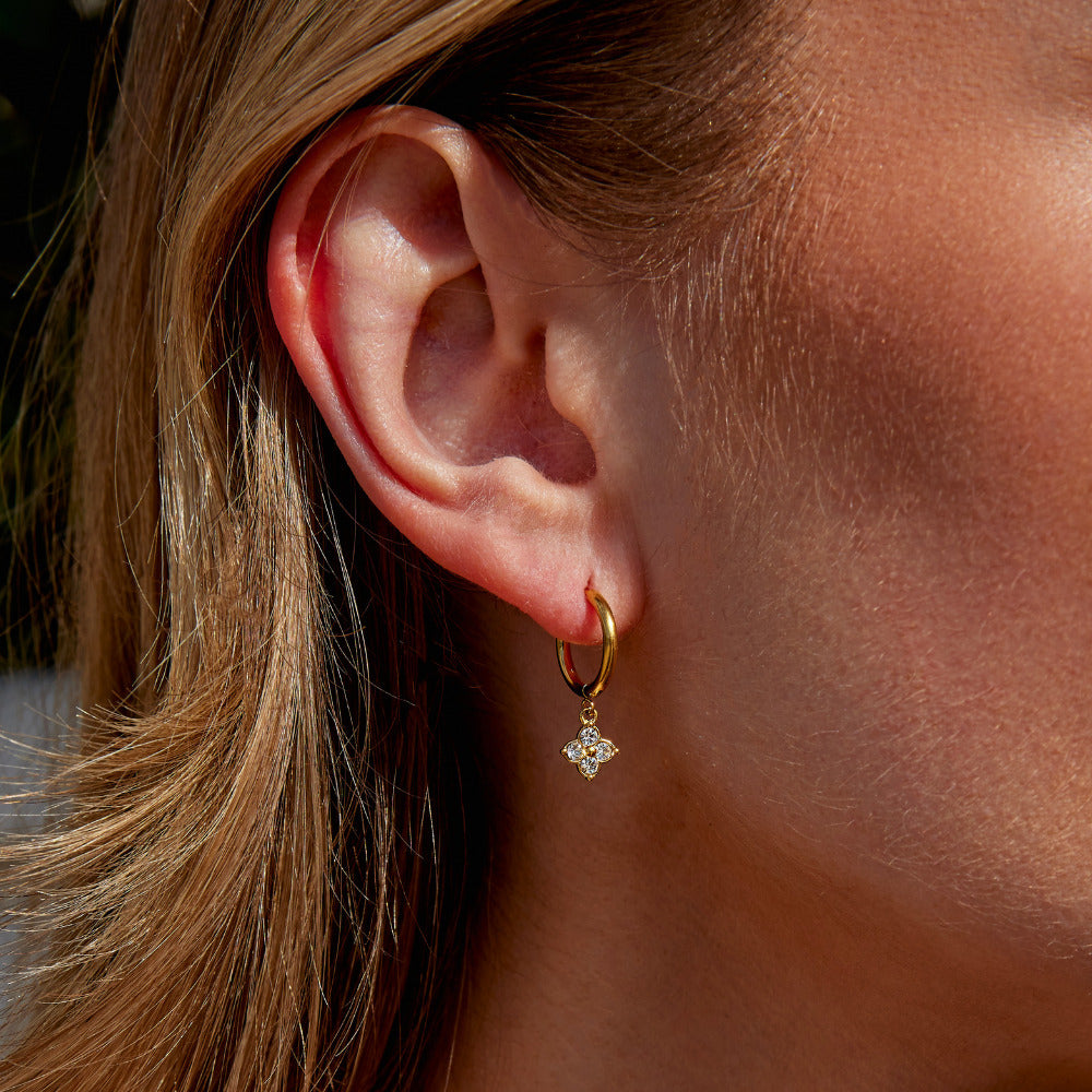 Orecchini a cerchio con quadrifoglio e dettagli lucidi