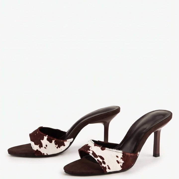 Mule sandali con tacco a spillo e stampa bovina
