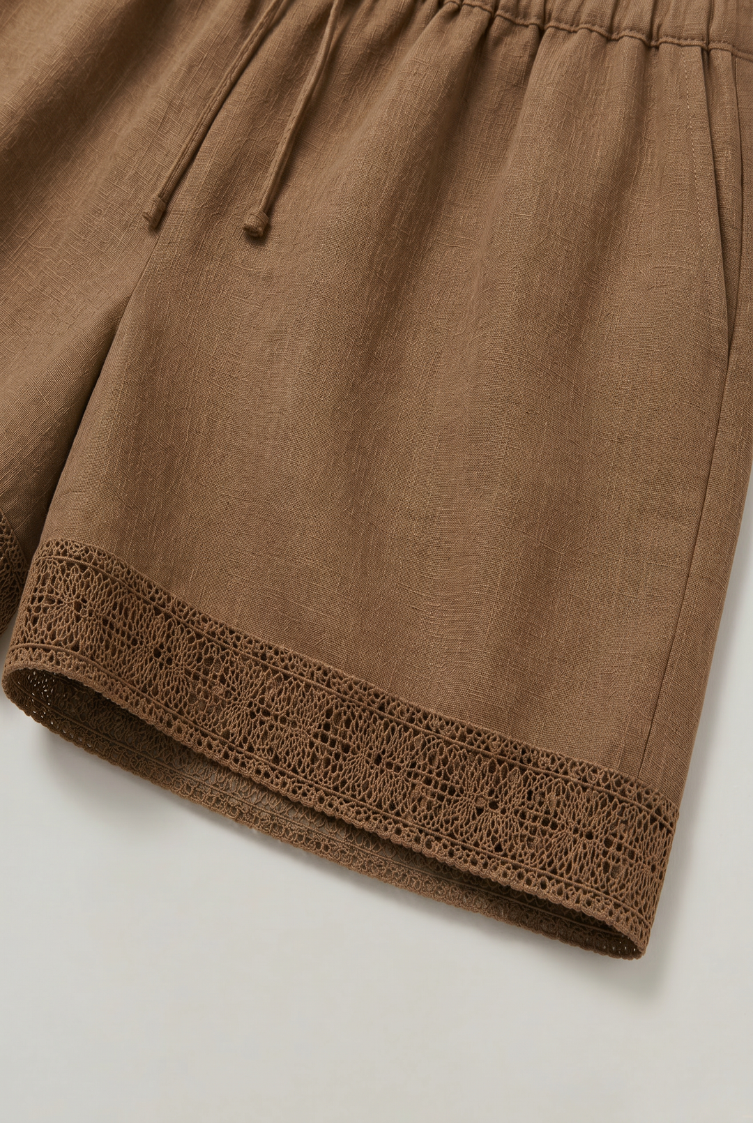 Shorts da donna con bordo in pizzo e cordoncino