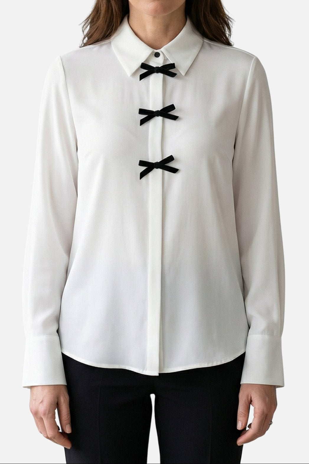 Blusa a pois con fiocco al collo