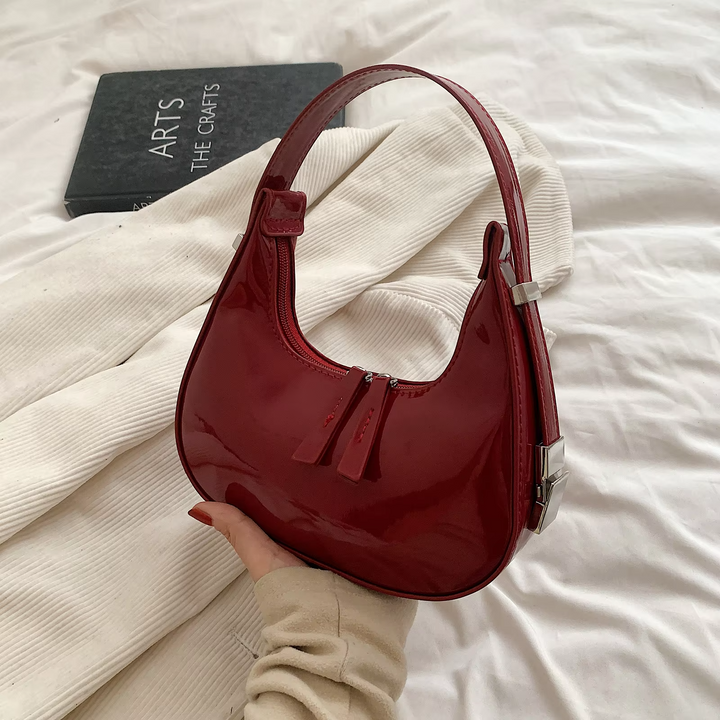 Borsa lucida con un aspetto liscio a forma di mezzaluna