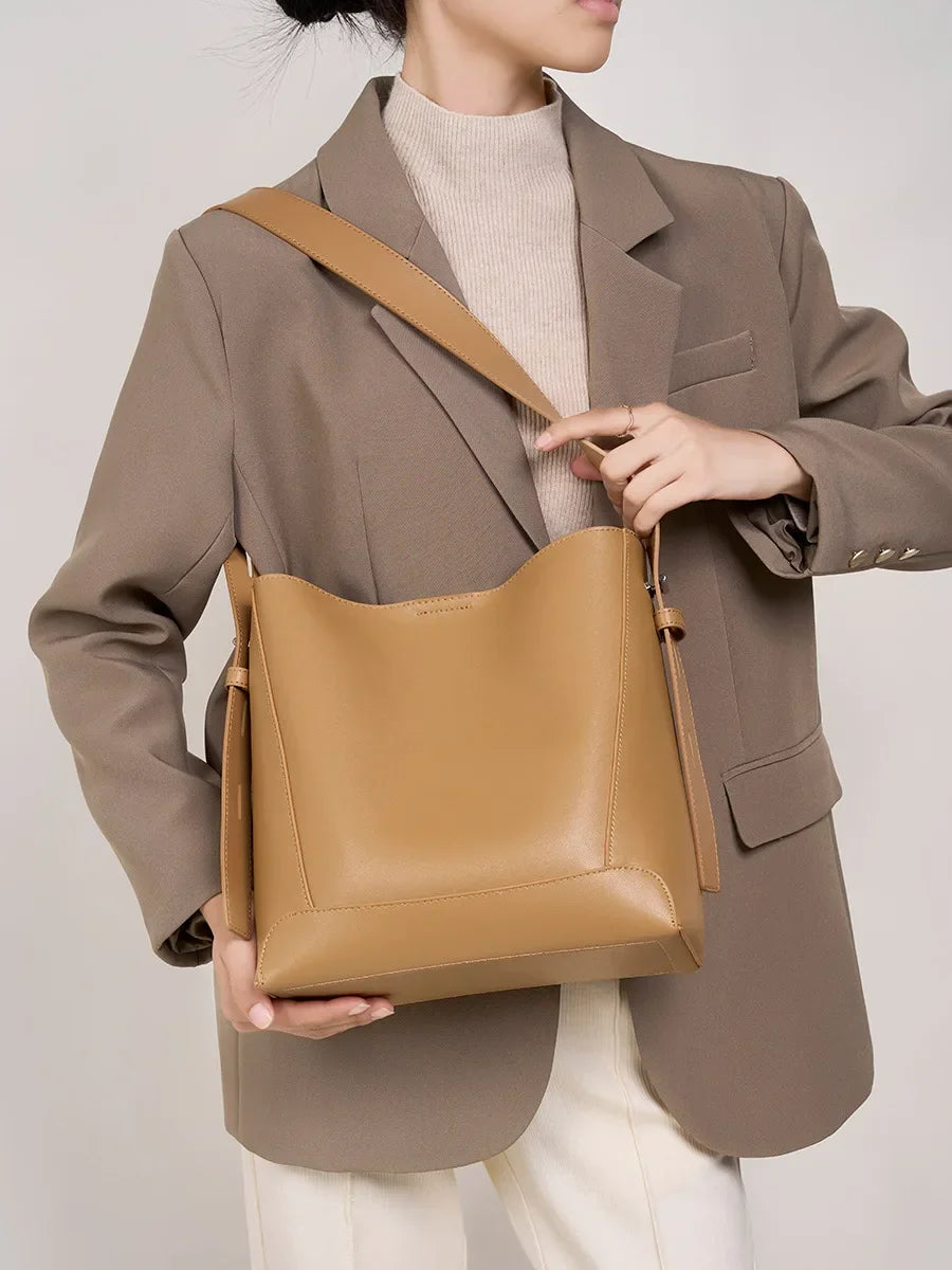 Borsa tote di lusso con un aspetto liscio