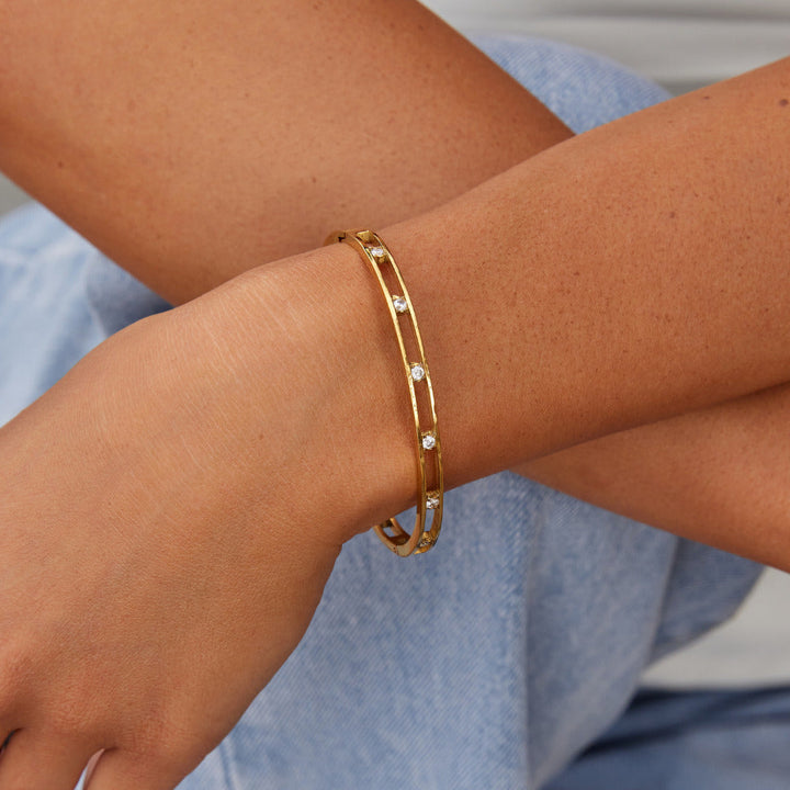 Bracciale rigido dorato Sofia con dettagli lucidi