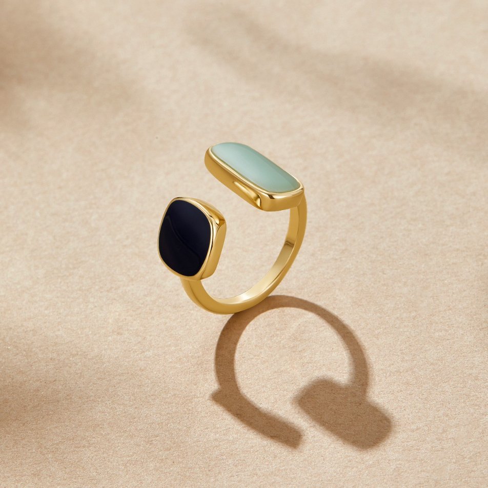 Anello regolabile con dettaglio bluastro