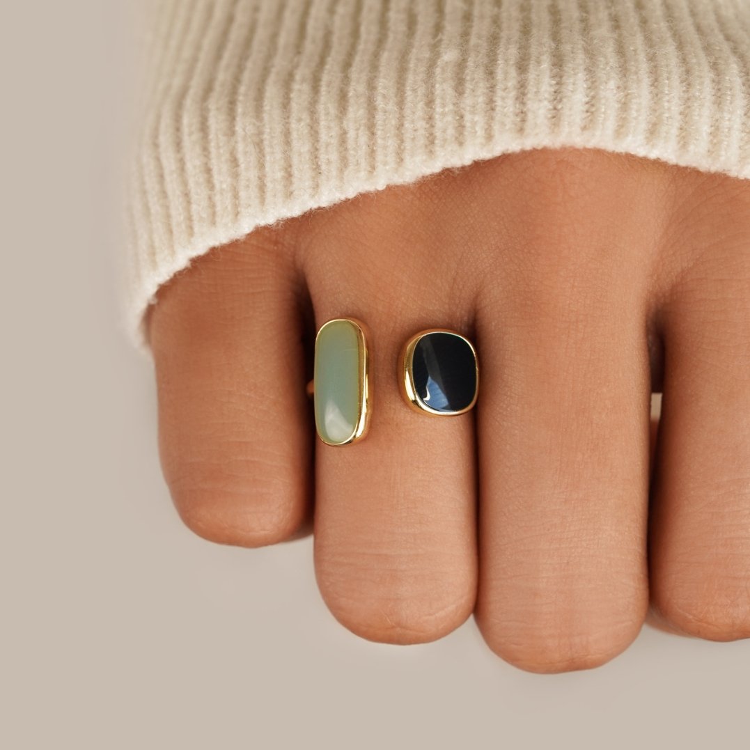 Anello regolabile con dettaglio bluastro