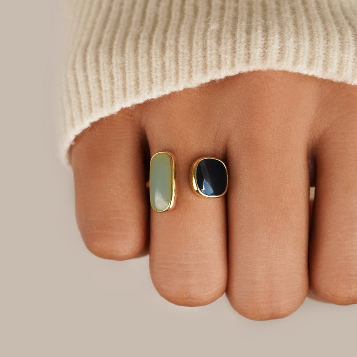 Anello regolabile con dettaglio bluastro
