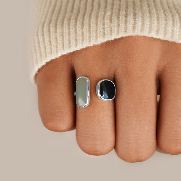 Anello avvolgente argento con dettaglio bluastro