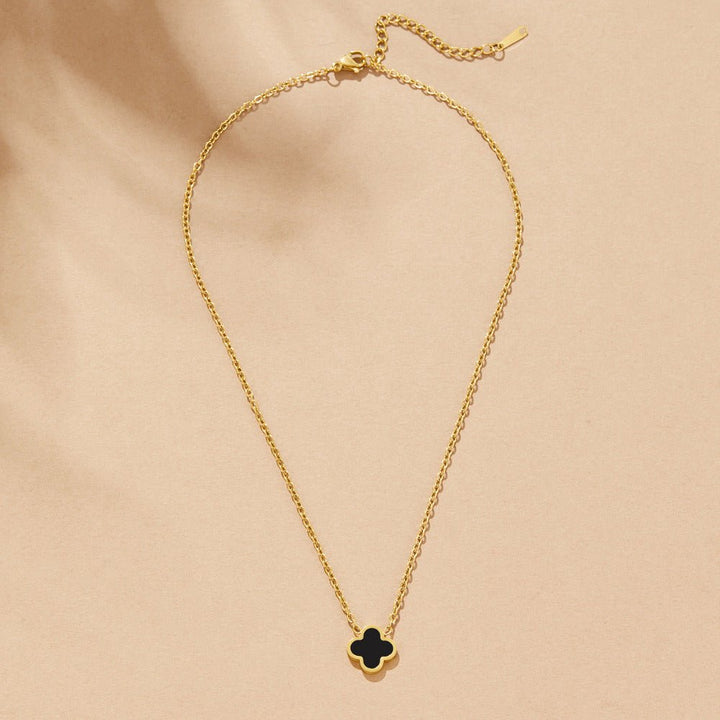 Collana con trifoglio nero