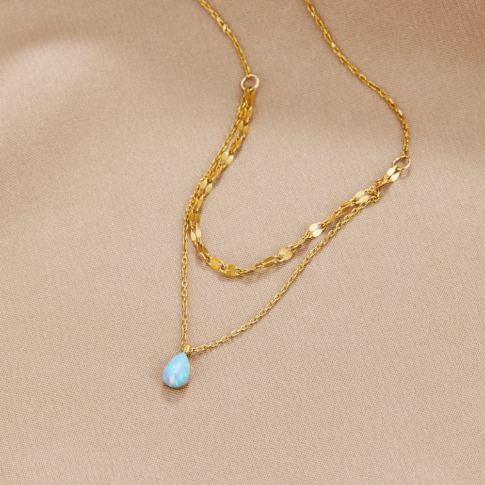 Collana a strati con dettaglio lucido blu a forma di goccia