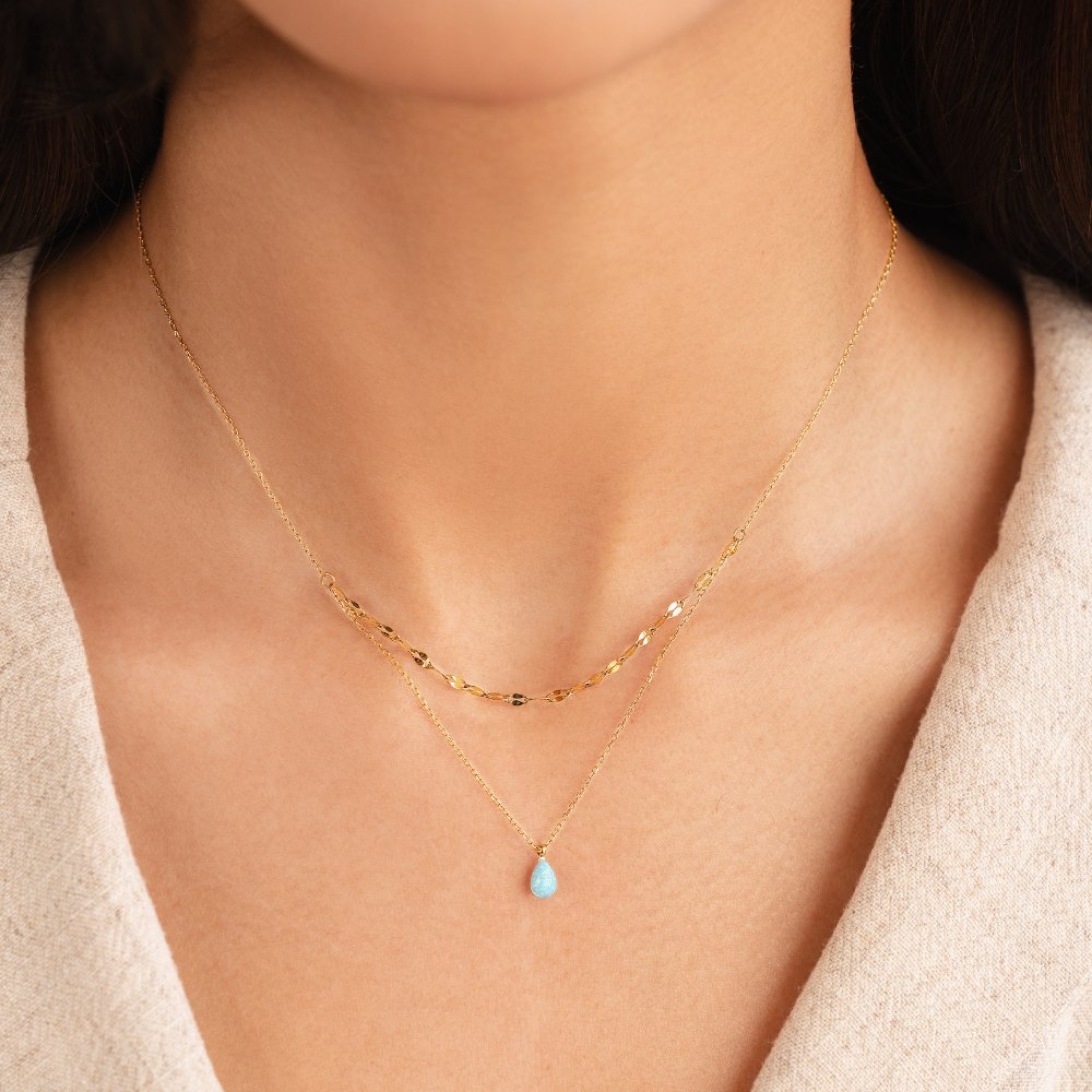Collana a strati con dettaglio lucido blu a forma di goccia