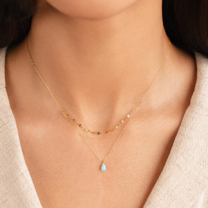 Collana a strati con dettaglio lucido blu a forma di goccia