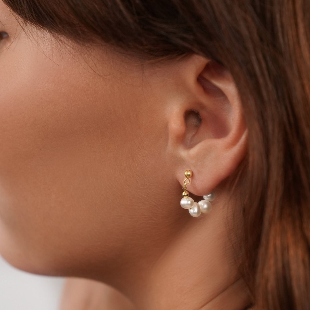 Orecchini circolari Celine con delicato dettaglio