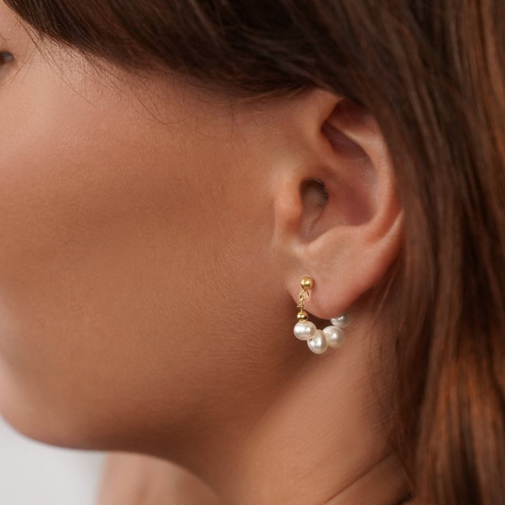 Orecchini circolari Celine con delicato dettaglio