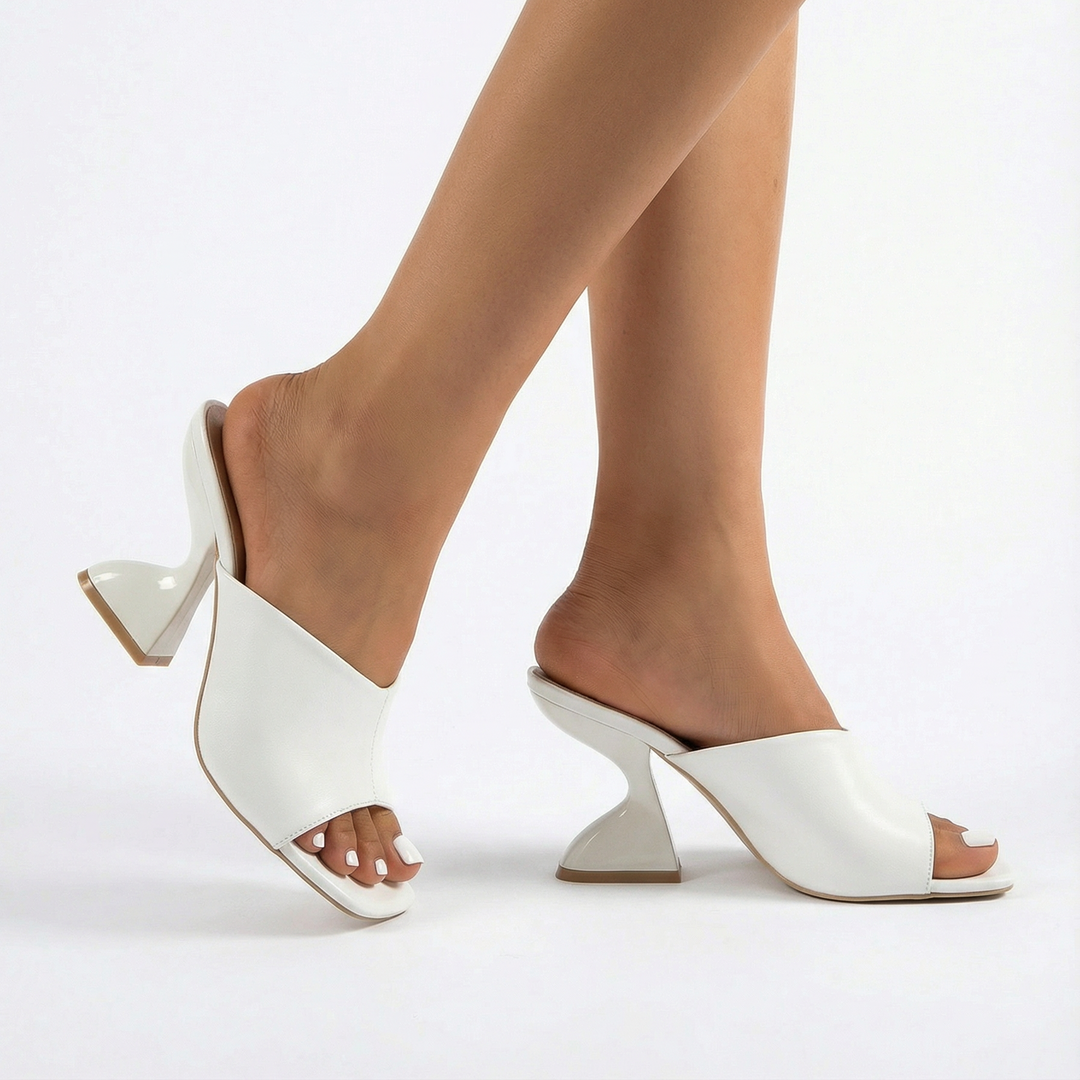 Mule bianche con tacco sagomato