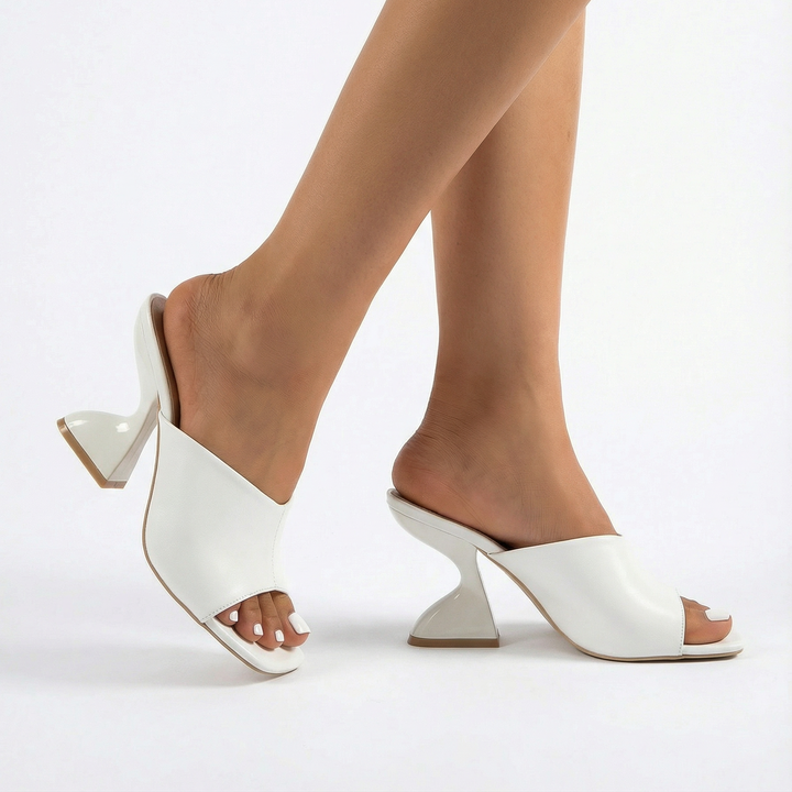 Mule bianche con tacco sagomato