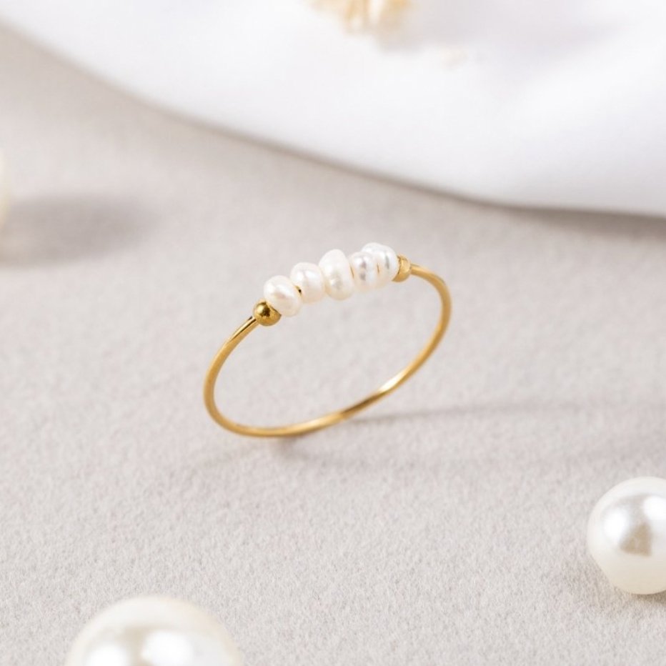 Anello classico con delicato dettaglio