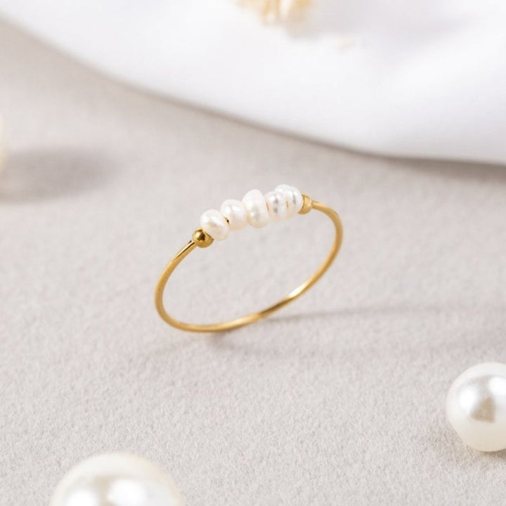 Anello classico con delicato dettaglio