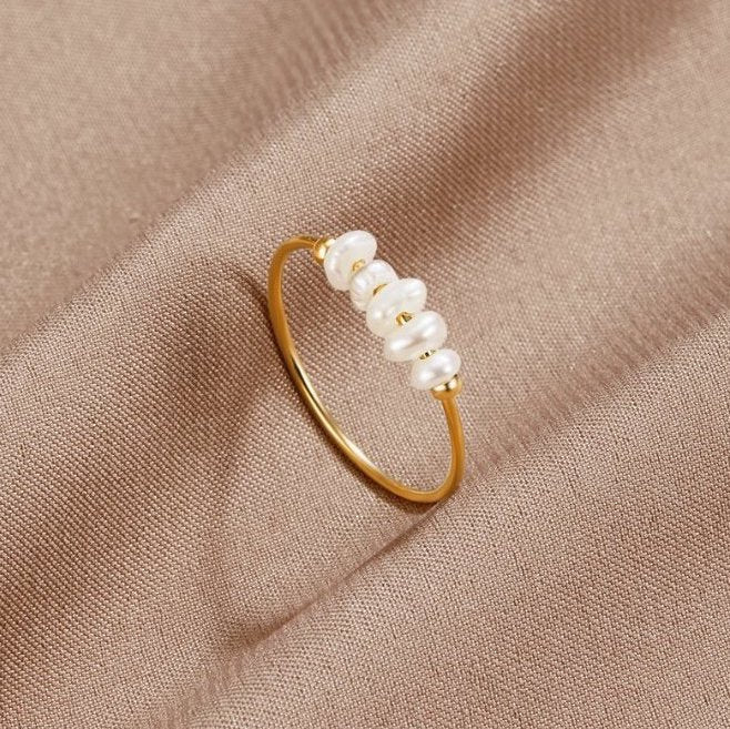 Anello classico con delicato dettaglio