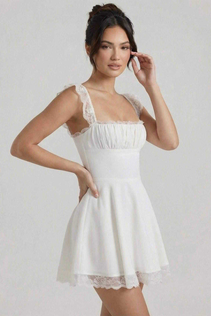 Laura | Mini abito a trapezio con dettagli delicati