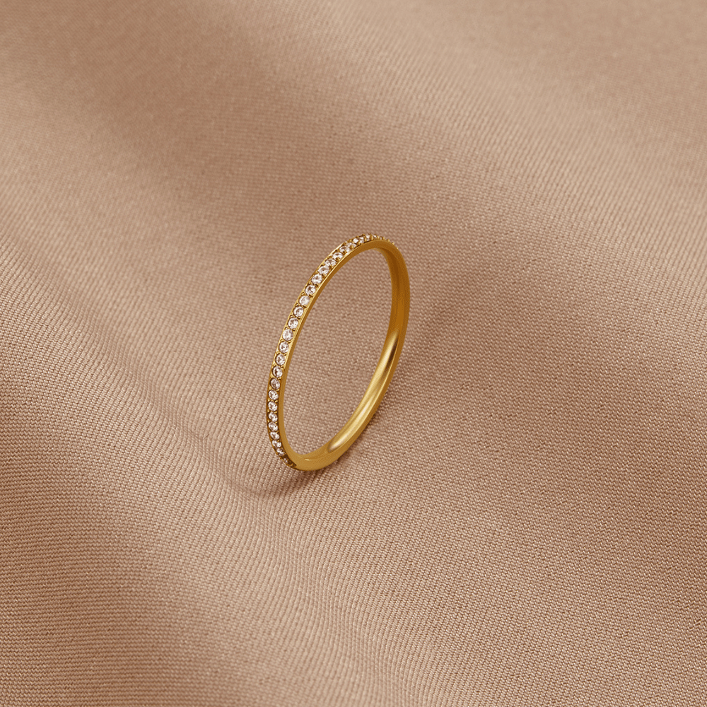 Anello Eternità con dettagli lucidi