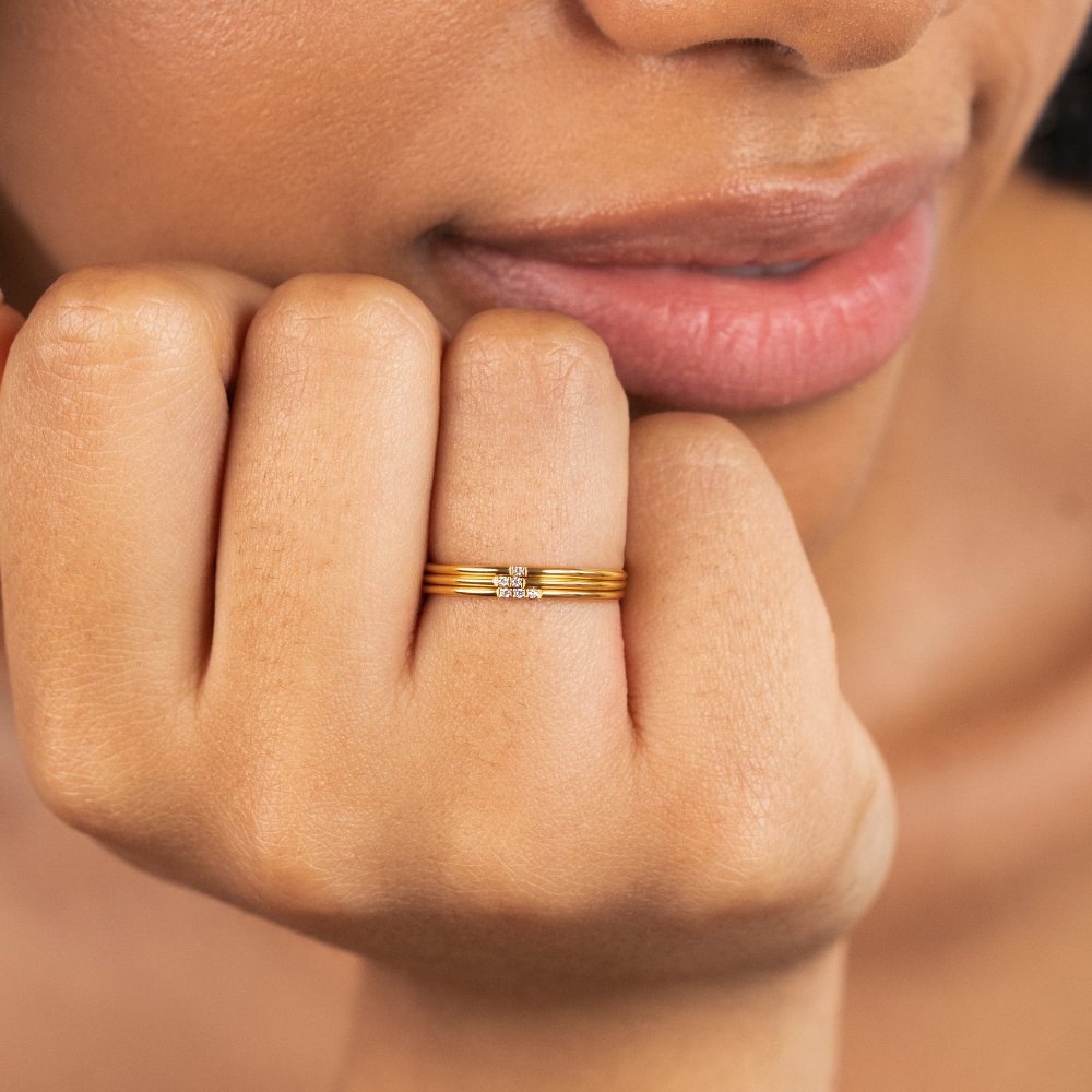 Anello Eula con dettagli dorati e lucidi