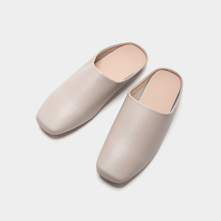 Ballerine con punta quadrata e aspetto liscio