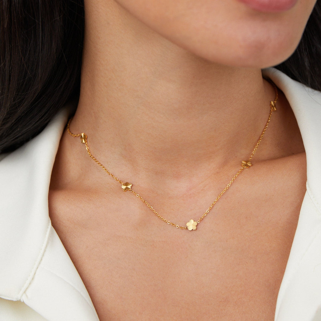 Collana a catena dorata con motivo floreale