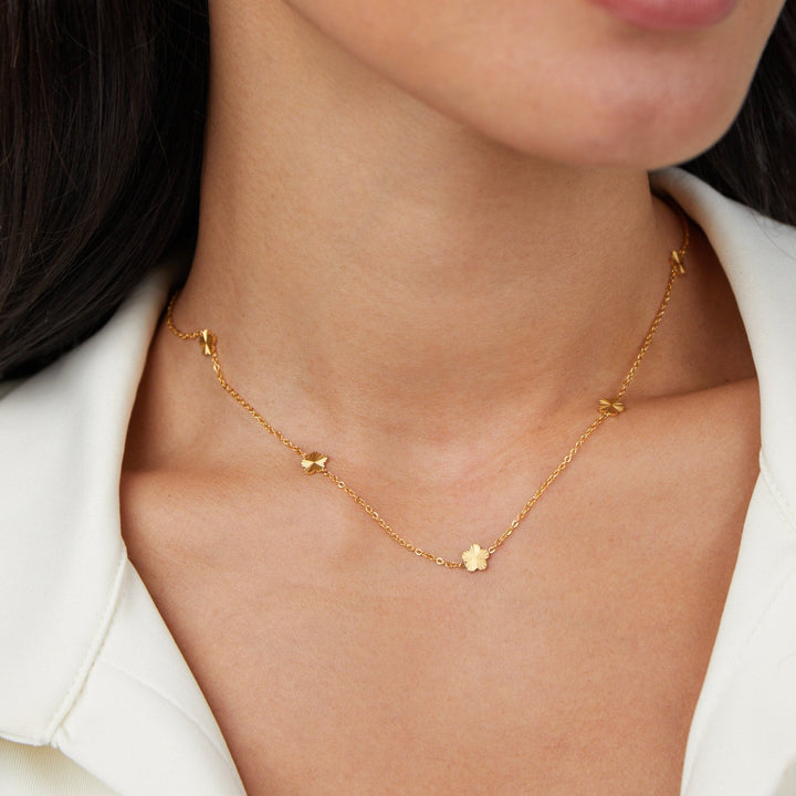 Collana a catena dorata con motivo floreale