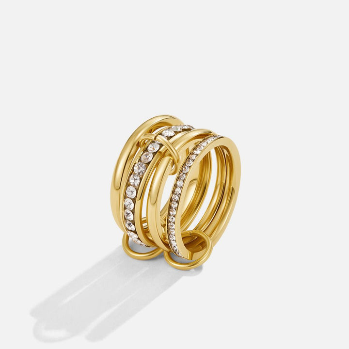 Anello in oro a strati con dettagli lucidi