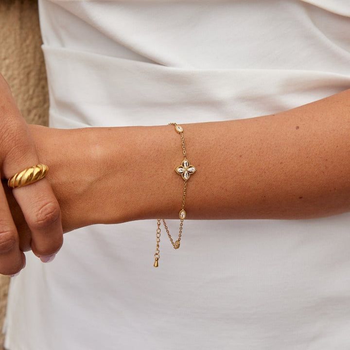Bracciale con quadrifoglio e dettagli lucidi