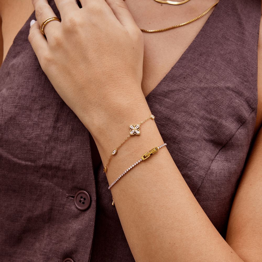 Bracciale con quadrifoglio e dettagli lucidi