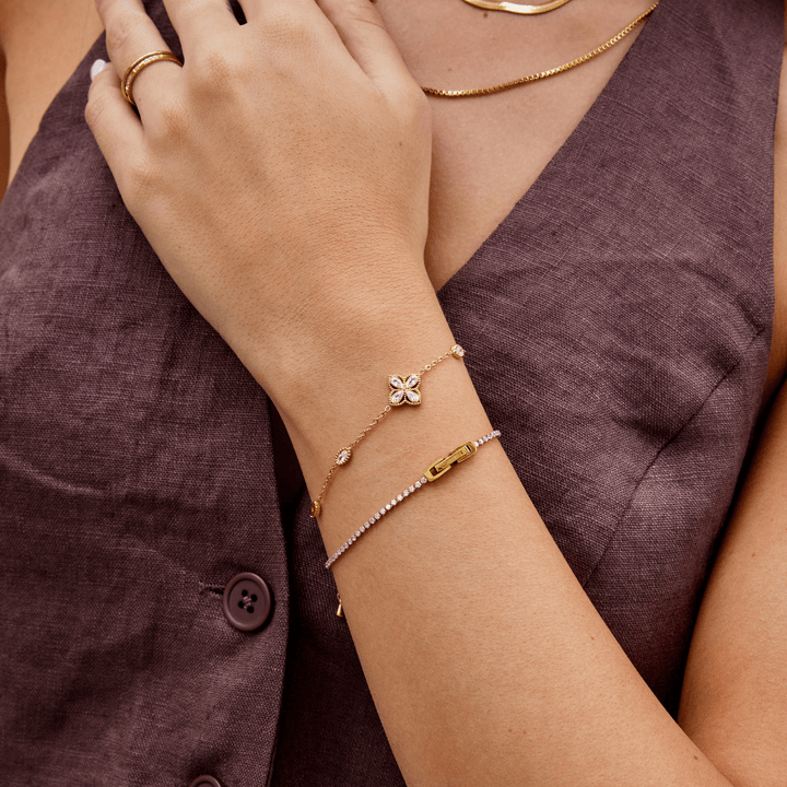 Bracciale con quadrifoglio e dettagli lucidi