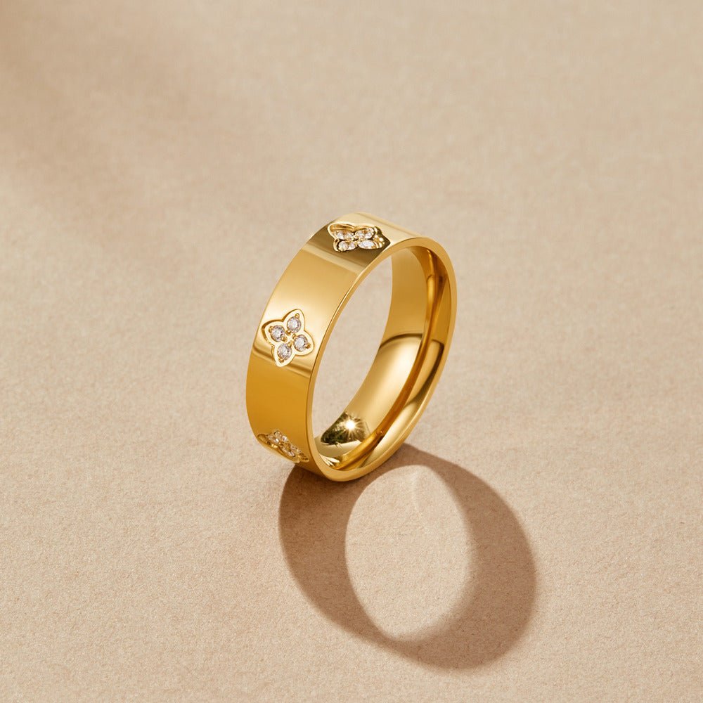 Anello in oro con trifoglio e dettagli lucidi