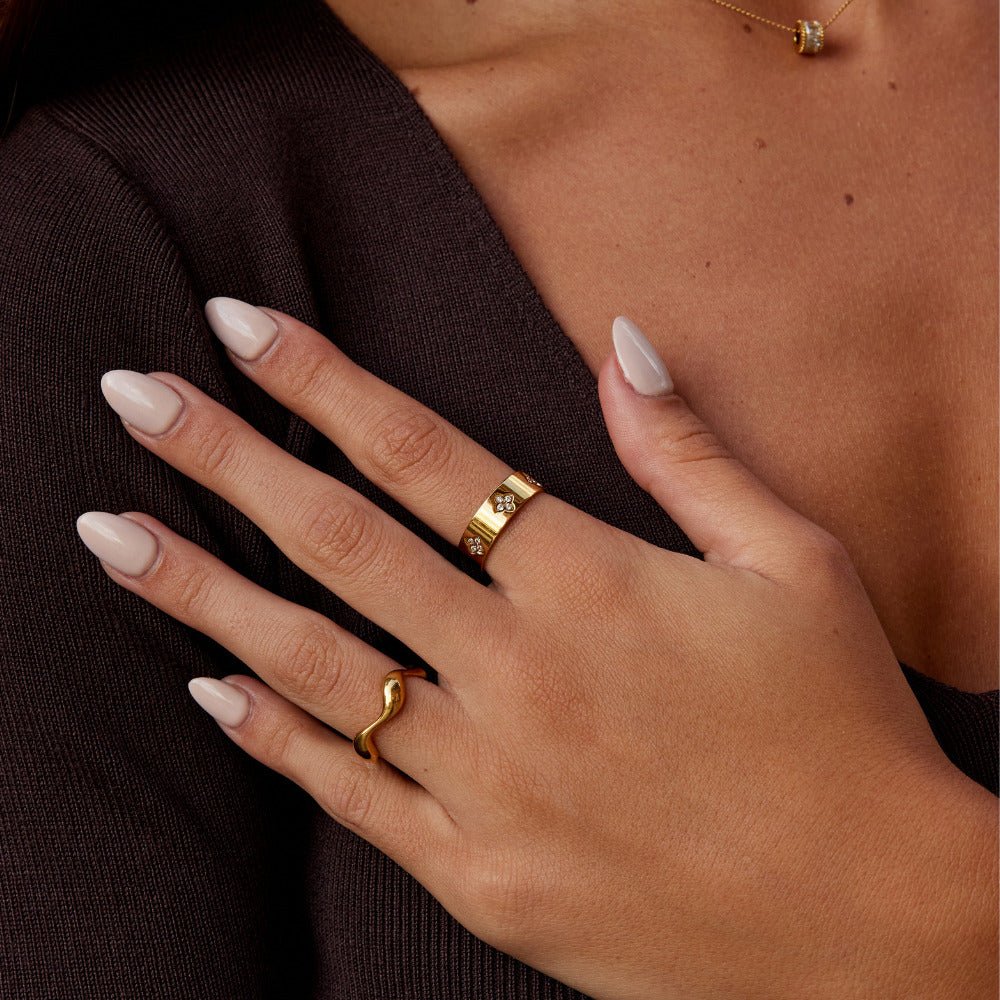 Anello in oro con trifoglio e dettagli lucidi