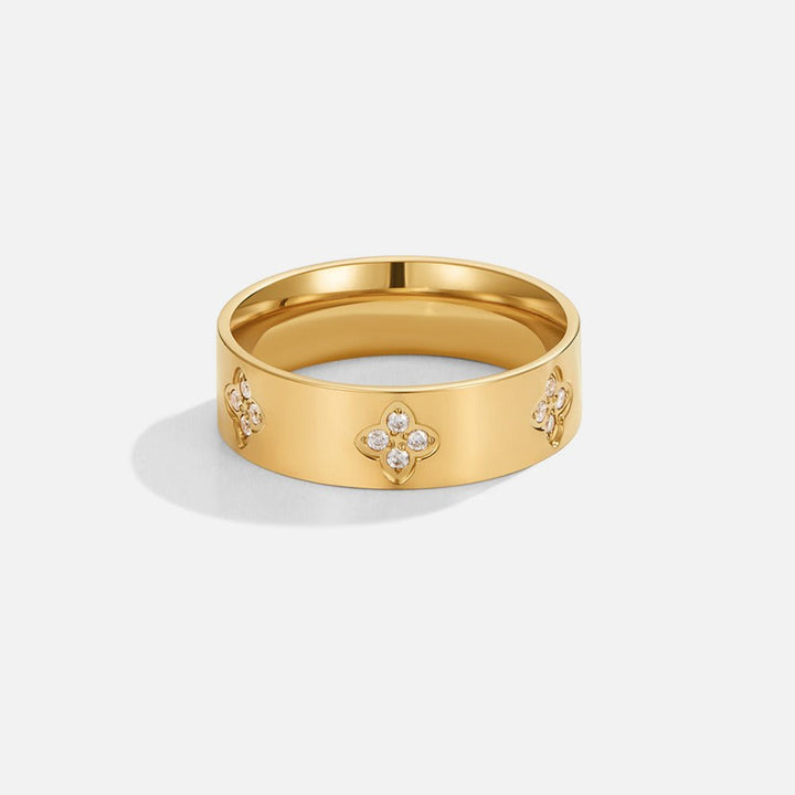 Anello in oro con trifoglio e dettagli lucidi