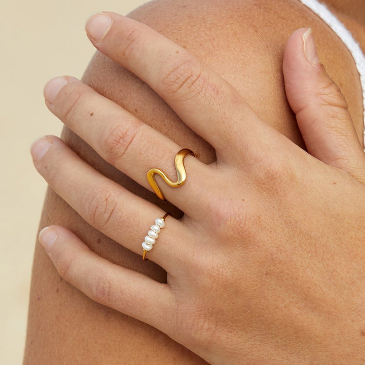 Anello ondulato dorato