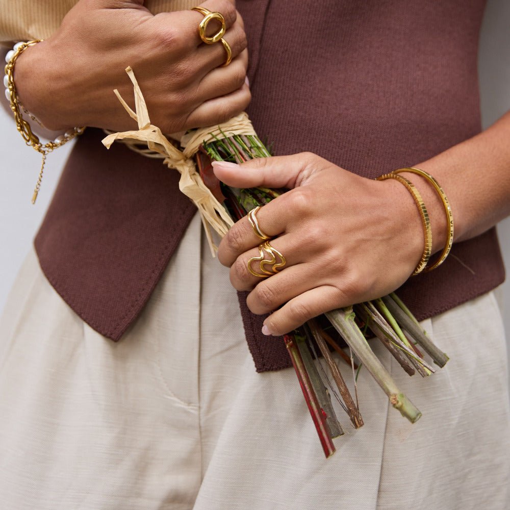 Anello avvolgente in oro con motivo ondulato