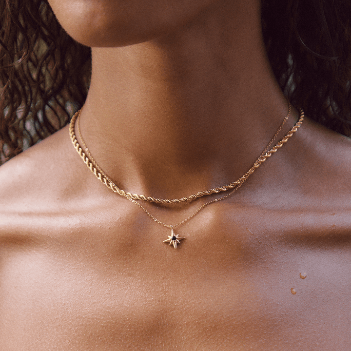 Collana con dettaglio verde, dettagli lucidi e stella
