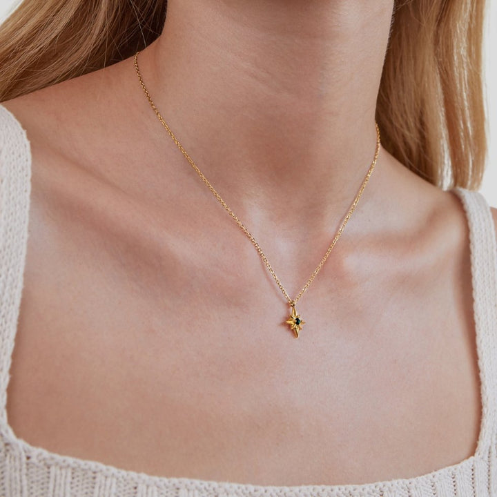 Collana con dettaglio verde, dettagli lucidi e stella