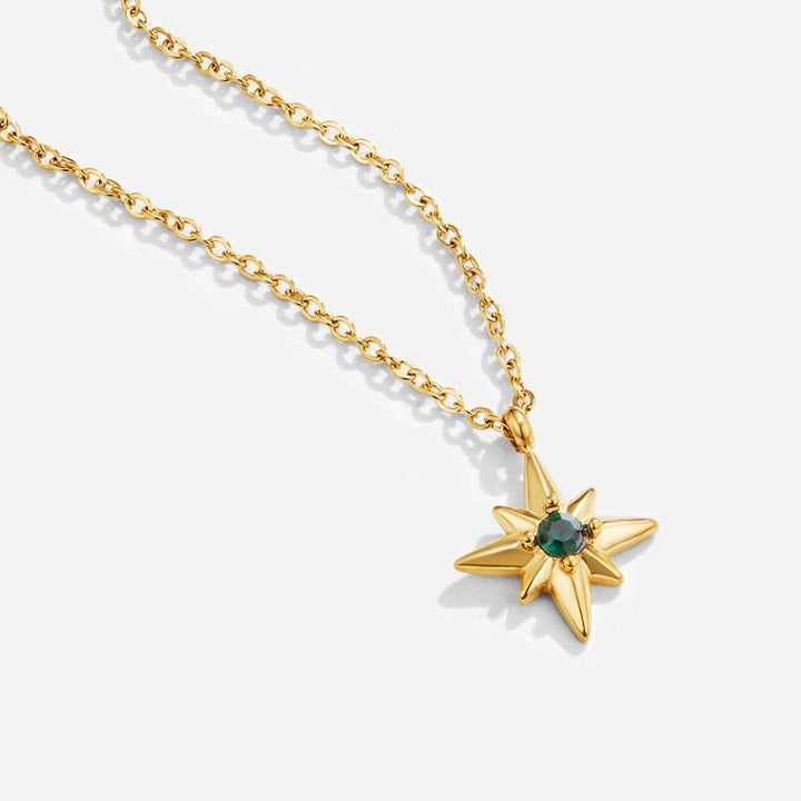 Collana con dettaglio verde, dettagli lucidi e stella