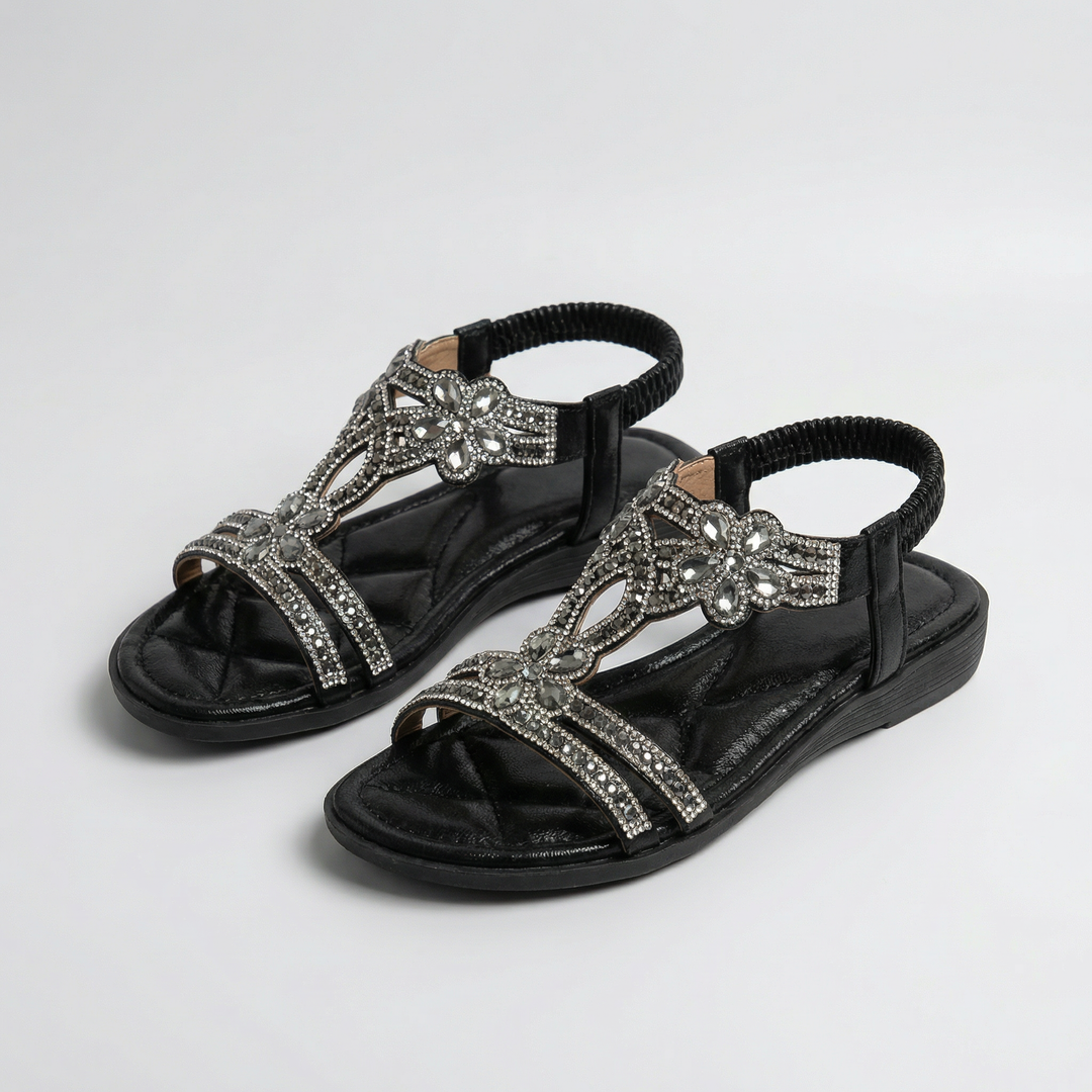 Eleganti sandali bassi con dettagli delicati