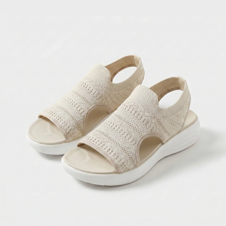 Sandali con piattaforma e design aperto