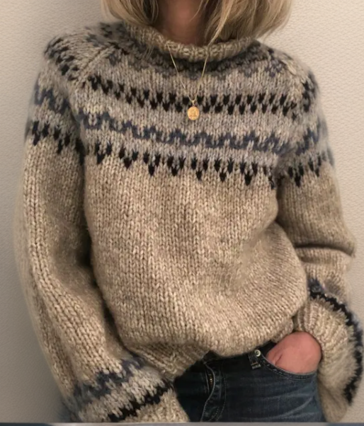 Maglione intrecciato in tonalità terrose con motivo sul colletto