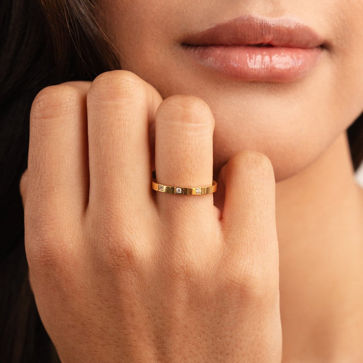 Anello Lucia con dettagli lucidi