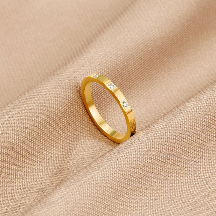 Anello Lucia con dettagli lucidi