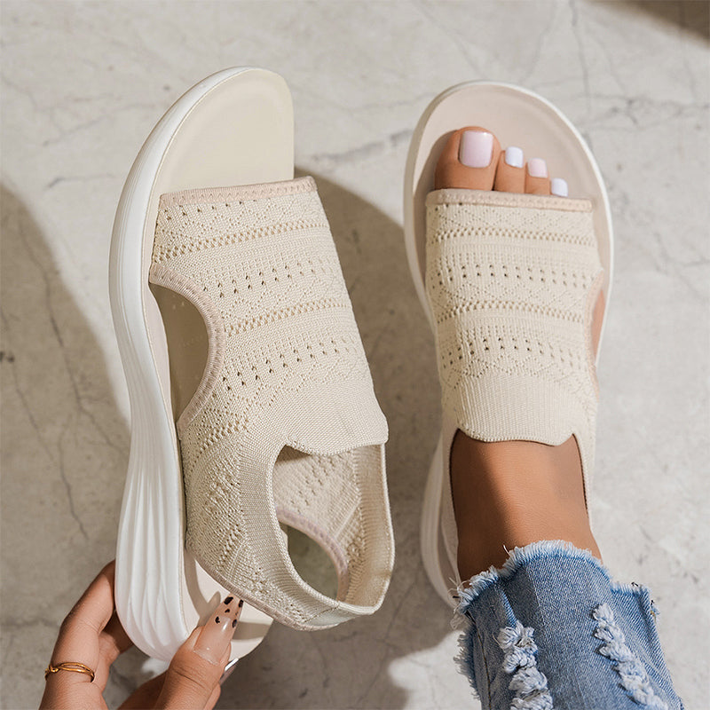 Sandali con piattaforma e design aperto
