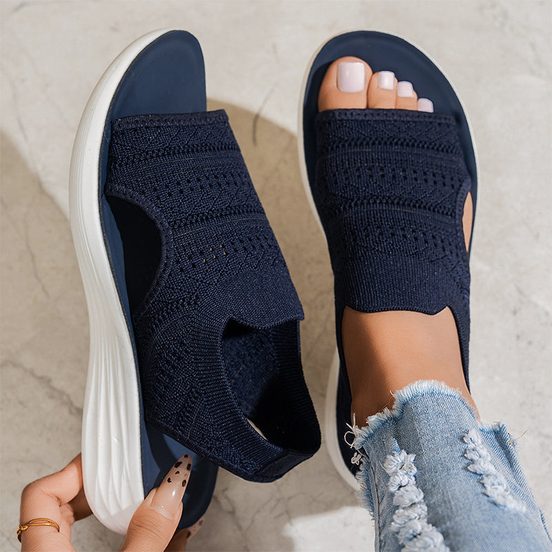 Sandali con piattaforma e design aperto